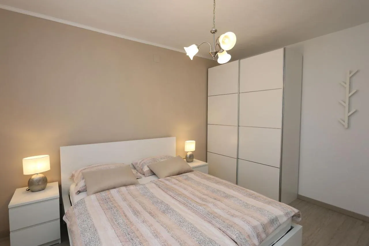 Apartments Brusic Ana Silo
